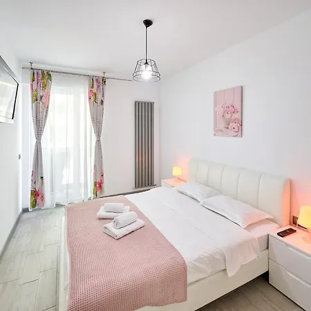 Seavibes C4 - Pool & Spa Beach Apartament *
